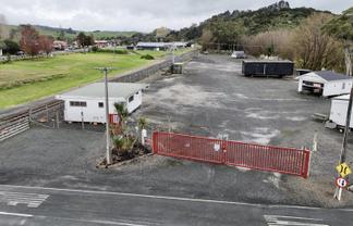 Secure industrial yard - prime highway location
