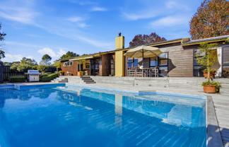 828 Ridge Road, Riverhead