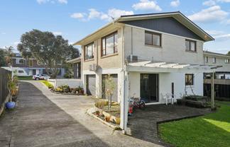 39 Nui Mana Place, Te Atatu South