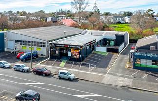 Full Retail Warehouse Premises With Roller Door