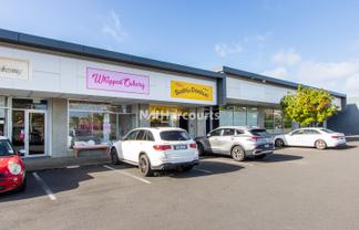 Retail on Busy Albany Highway