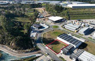 Secure industrial yard with serious potential