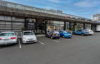 LARGE CITY WORKS DEPOT OFFICE | 585M²