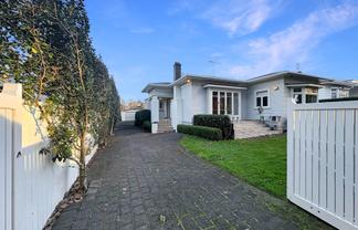24 Hollywood Avenue, Epsom