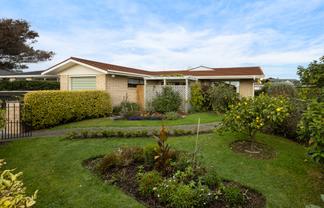 6 Rewarewa Crescent, Waikanae