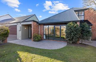 2 Royal Elm Lane, Bryndwr
