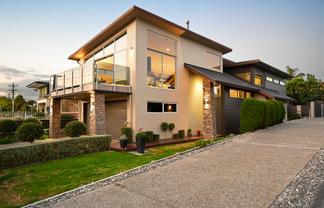 902 River Road, Queenwood