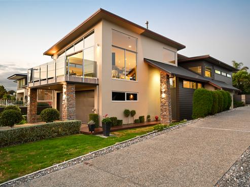 902 River Road, Queenwood