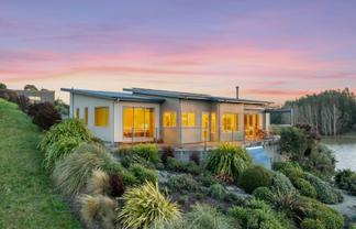 12 Lake View Place, Fairhall