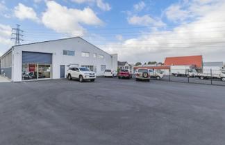 High-profile yard and warehouse