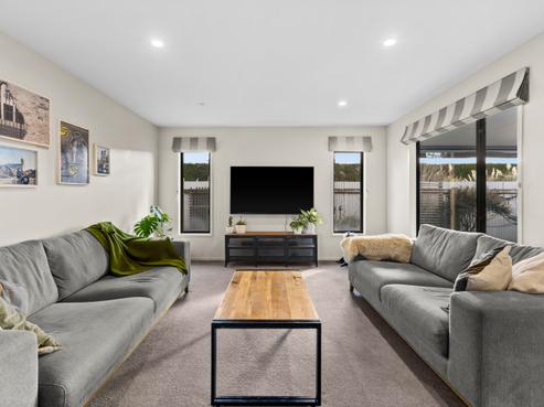 1033 Reka Street, Akina