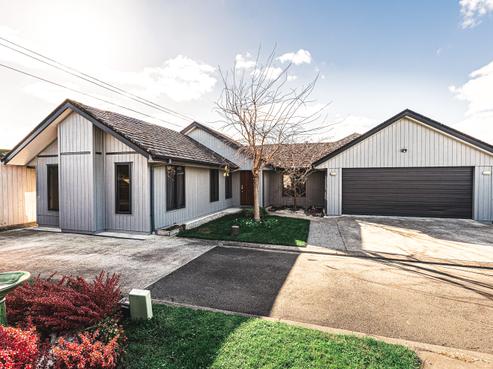 1033 Reka Street, Akina