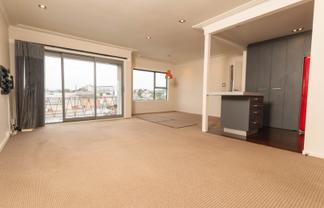 11/8 Western Springs Road, Morningside