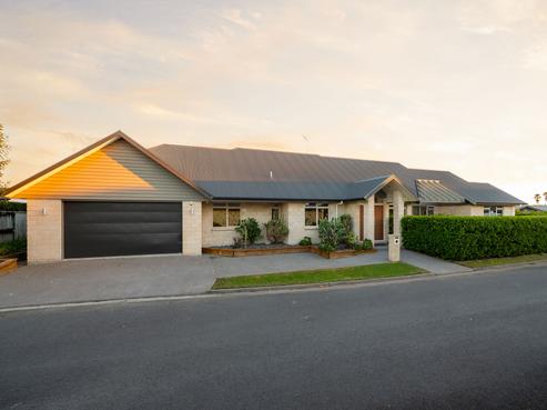 136 Saint James Drive, Huntington
