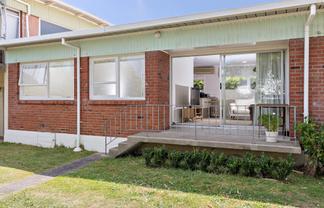 2/134 Calliope Road, Devonport