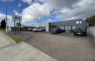 Professional office with profile and parking