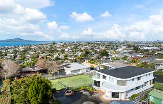99 East Coast Road, Castor Bay