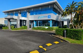 Versatile Airport Oaks office