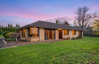 8 Simons Road, Poroti