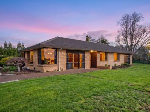 8 Simons Road, Poroti