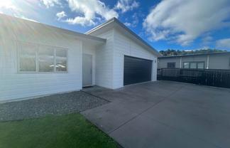 210 Lakes Boulevard, Pyes Pa