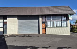 Industrial unit with mezzanine and 3 car parks