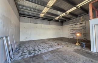 Affordable renovated unit with three car parks