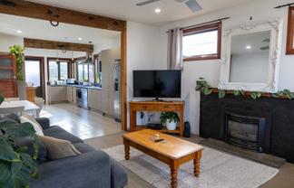 405 Hastings Street South, Akina
