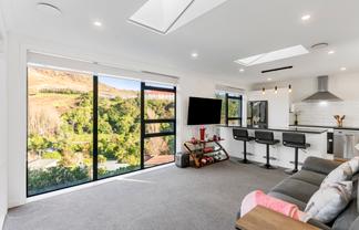 24 Ara Patukawenga, Tawa