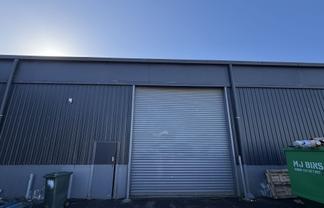 Functional Warehouse Unit with Low Office