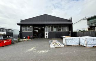 HIGH-PROFILE INDUSTRIAL FACILITY WITH HIGH STUD

