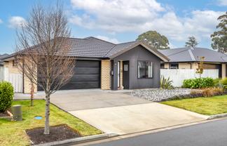 32 Minerva Crescent, Ravenswood