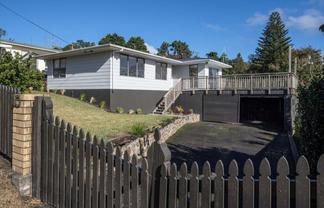 10 Raewyn Street, Morningside