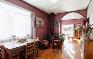 601 Maddison Street, Akina