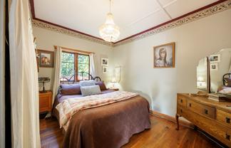 601 Maddison Street, Akina