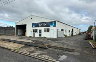 Stand-alone warehouse with yard