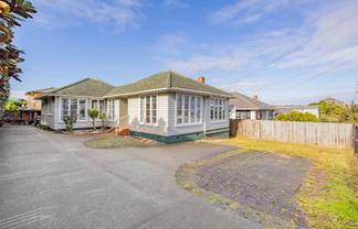 54 Hayr Road, Three Kings