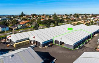Road Front Warehouse and Yard | 1,111 m2