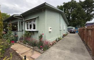 8 Cleland Street, West End