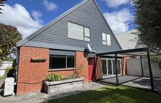 2/11 Tangmere Place, Burwood