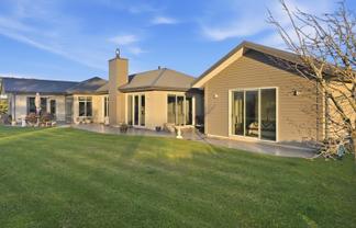 305 Parsons Road, Weston
