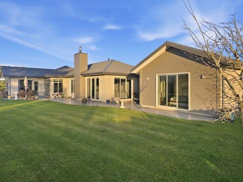 305 Parsons Road, Weston