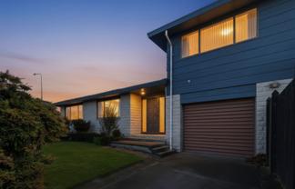 2 Regency Crescent, Redwood