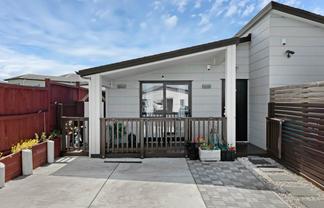 42 Kahui Parade, Karaka