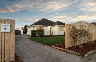 221 Breezes Road, Wainoni
