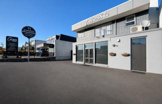 Industrial premises in the heart of the Mount!