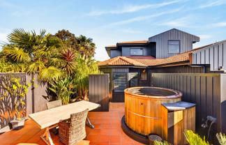 8 Selwyn Road, Hospital Hill