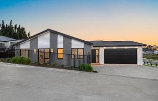14 RONGOA MAORI WAY, Pukekohe