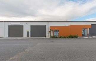 Open-Span High-Stud Warehouse with Modern Offices
