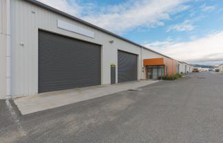 Open-Span High-Stud Warehouse with Modern Offices